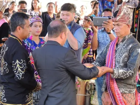 Kepala suku Rampi menerima Alkitab Rampi