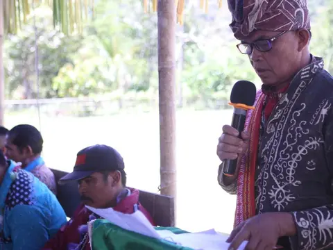 Kepala Suku Rampi sedang memberikan sambutan
