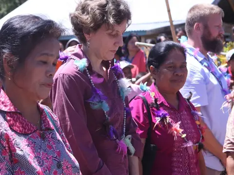 Para tamu dikalungi dengan kalung khusus yang dibuat dari buah tanaman perdu dan bulu ayam