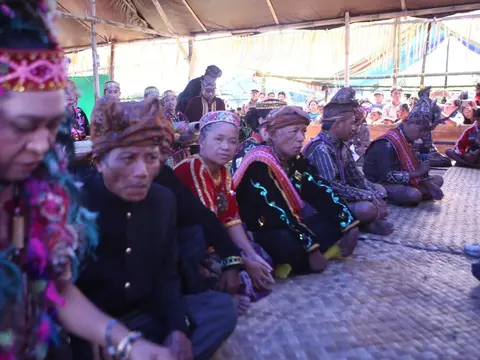 Para ketua adat duduk berhadapan dengan para tamu